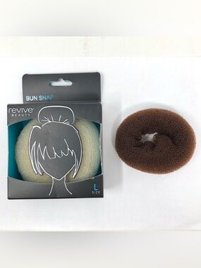 Revive Beauty Bun Snap, size L, écru color NWT and NWOT.